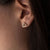 Boucles d'oreilles triangulaires en bois à l'oreille, vue détaillée