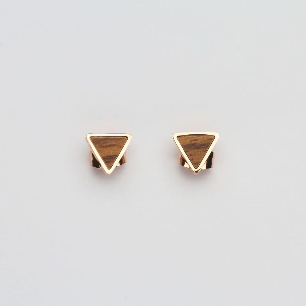Paire de clous d'oreilles triangle en bois avec monture dorée