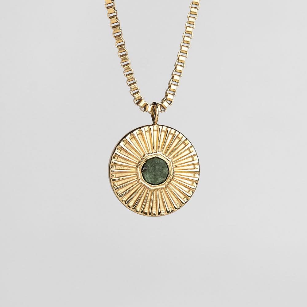 Collier en or avec pendentif rond et pierre verte