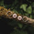 Paire de boucles d'oreilles pendantes avec des rayons ronds et une petite bague centrale, couleur or