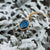 Chaîne dorée avec pendentif rond-ovale aspect pierre bleue