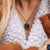 Collier doré avec pendentif ovale bleu sur fine chaîne à maille
