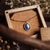 Collier avec pendentif ovale bleu dans un entourage doré