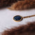 Pendentif ovale aspect pierre bleue sur chaîne à maillons dorés