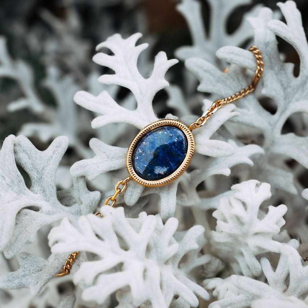 Bracelet doré avec pendentif ovale et cabochon bleu sur bracelet à maillons