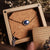 Pendentif ovale sur bracelet doré avec cabochon bleu
