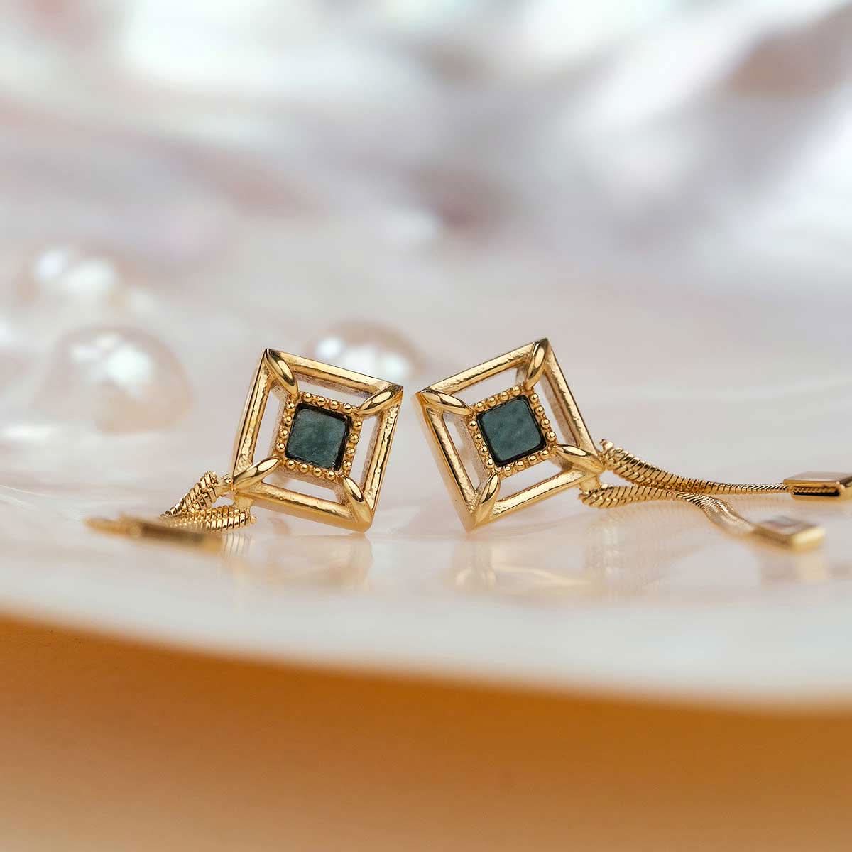 Clous d'oreilles dorés à cadre carré et pendentifs chaîne, pierre foncée