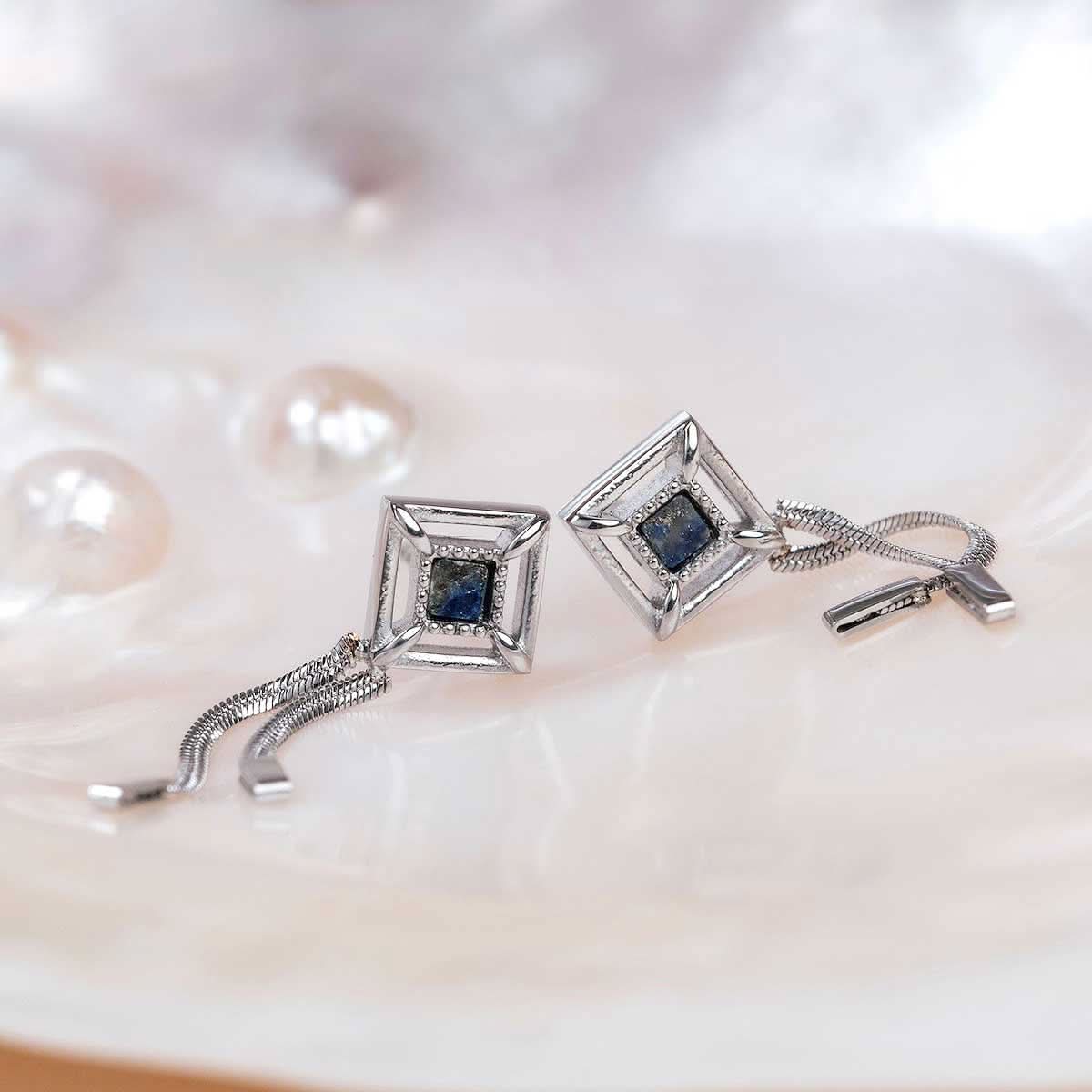 Clous d'oreilles en argent avec pierre de lapis-lazuli carrée et pampilles en chaîne