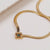 Collier serpent doré avec pendentif carré et pierre turquoise, gros plan