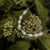 Collier de perles avec des perles blanches de tailles différentes et des perles intercalaires argentées