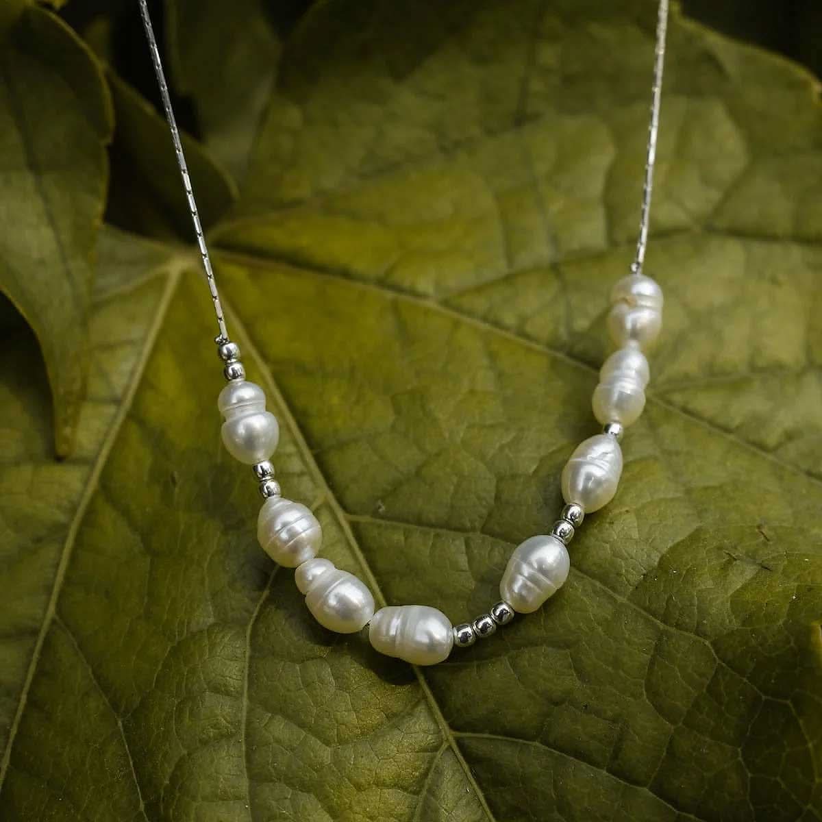 Collier de perles avec chaîne en argent et perles rondes, maillons fins