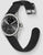Montre connectée avec bracelet en silicone noir, boîtier argenté, cadran noir et boucle métallique
