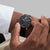 Montre connectée au poignet avec cadran noir et bracelet noir