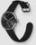 Montre connectée avec cadran noir et bracelet en silicone noir, vue latérale