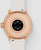 Arrière de montre connectée pour femme : boîtier or rose, surface capteur noire, bracelet beige.