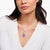 Collier avec perles et pendentif rond avec pierre bleue, maillons argentés