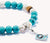 Bracelet de perles avec perles rondes turquoise et blanches et breloque argentée sur fermoir mousqueton