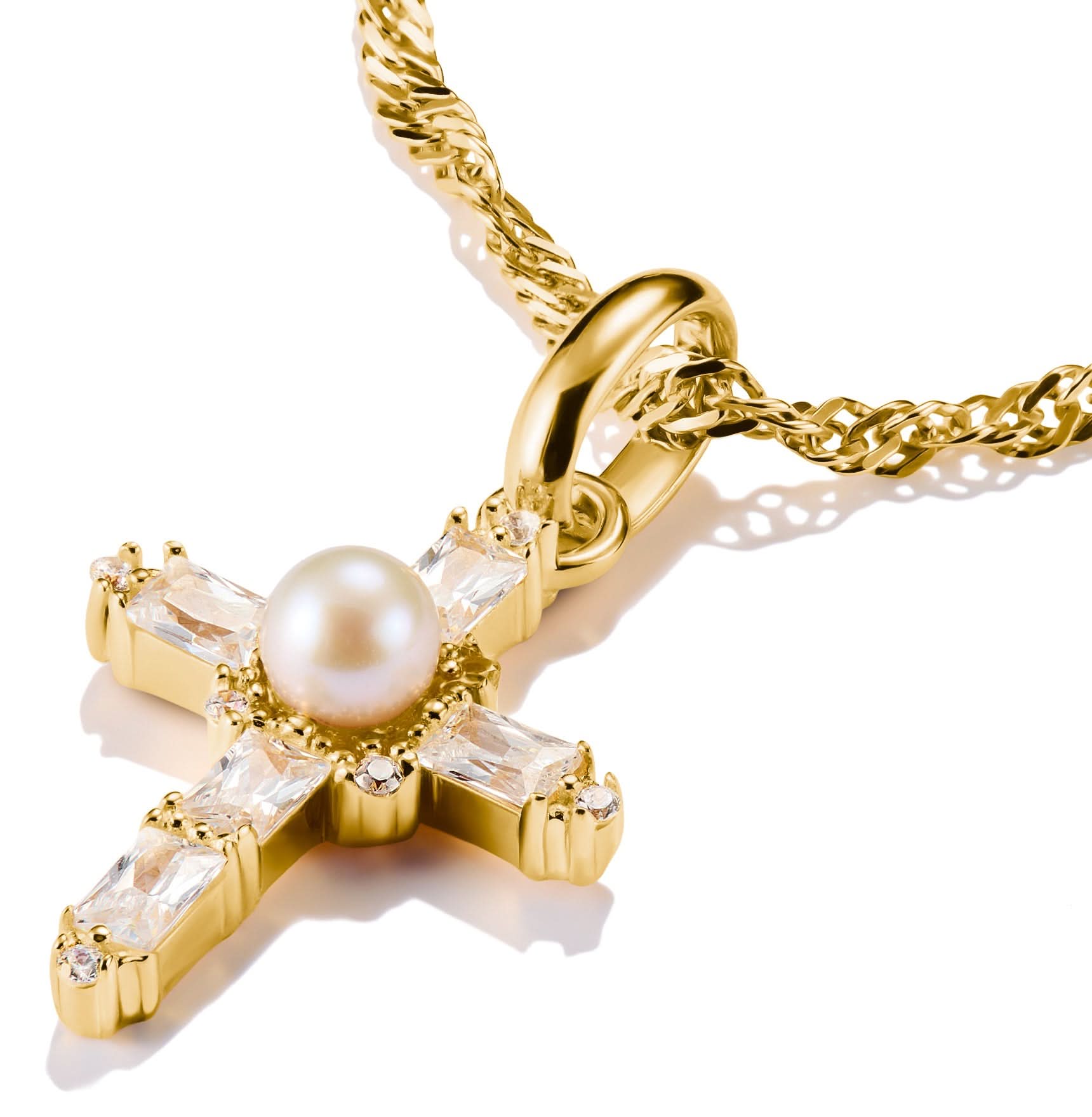 Charm croix plaqué or avec perle et zirconias transparents, sur passant avec cordon