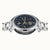 Herrenuhr in Schrägsicht: blaues Skelettzifferblatt, sichtbare Zahnräder und Edelstahlgehäuse.
