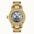 Rückseite einer goldfarbenen Herrenarmbanduhr mit Automatikwerk und Sichtfenster