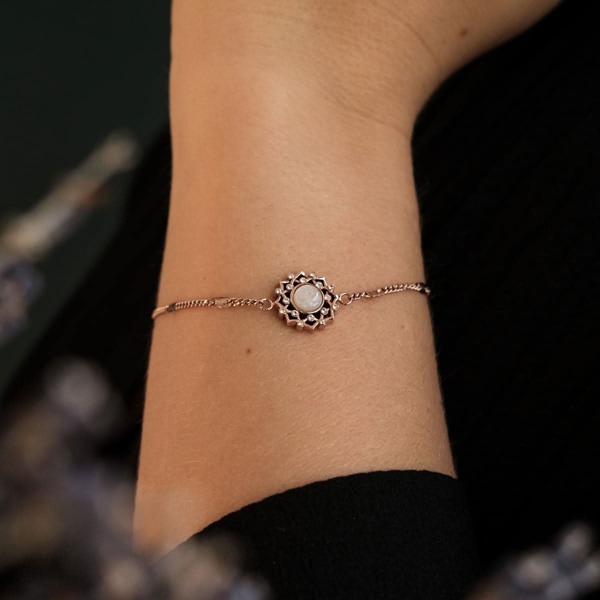 Bracelet avec lune ronde en pierre de lune dans un cercle d'argent, au poignet
