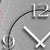 Wanduhr-Detail mit Ziffer 12, Kreisindex und weißen Zeigern