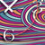 Horloge murale rectangulaire avec des lignes colorées et des aiguilles blanches