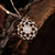 Collier avec pendentif rosette rosé, pierre claire ronde et strass