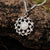 Pendentif en pierre de lune argentée avec monture cabochon ronde et pierres d'accent scintillantes