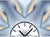 Wanduhr-Zifferblatt im Nahblick mit schwarzen Zeigern und strahlenförmigem Rahmen