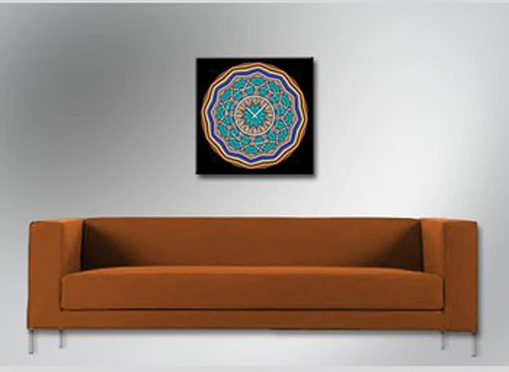 Horloge murale carrée avec cadran multicolore et lignes dorées sur cadre noir