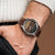 Holzkern Armbanduhr mit braunem Lederarmband und Kaffeebohnen-Zifferblatt am Handgelenk