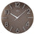 Horloge murale ronde avec cadran marron, aiguilles bâtons blanches et grands chiffres