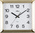 Quadratische Wanduhr mit goldfarbenem Rahmen, weißem Zifferblatt und schwarzen Zeigern