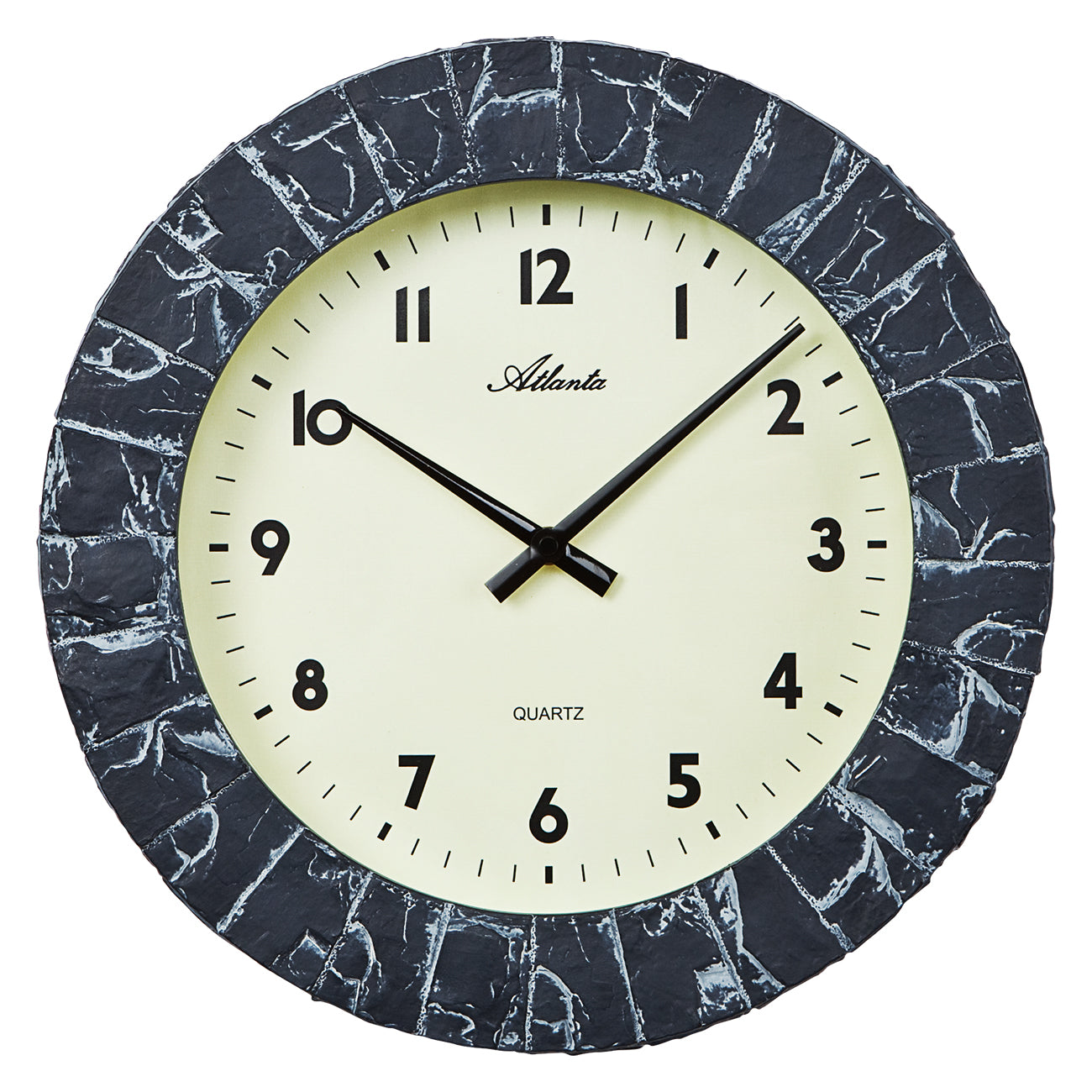 Horloge murale ronde : cadran beige, chiffres/aiguilles noirs, aspect pierre anthracite-noir.