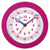 Horloge murale ronde avec cadre rose, cadran blanc et aiguilles bleues.