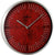 Horloge murale ronde avec cadre en métal gris, cadran rouge avec index bâtons et aiguilles.