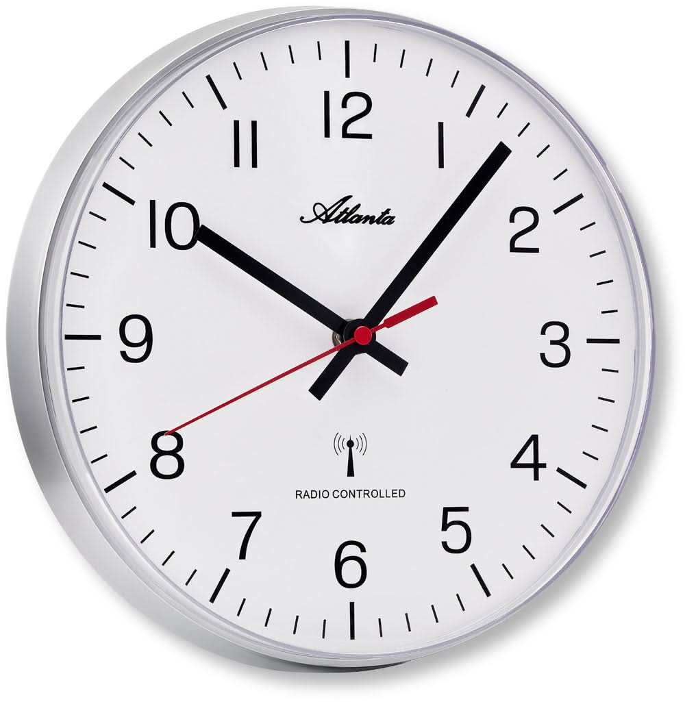 Funkgesteuerte Wanduhr mit weißem Zifferblatt, schwarzen Zeigern und roter Sekunde.