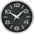 Horloge murale ronde avec cadran noir, chiffres et aiguilles argentés, cadre en plastique