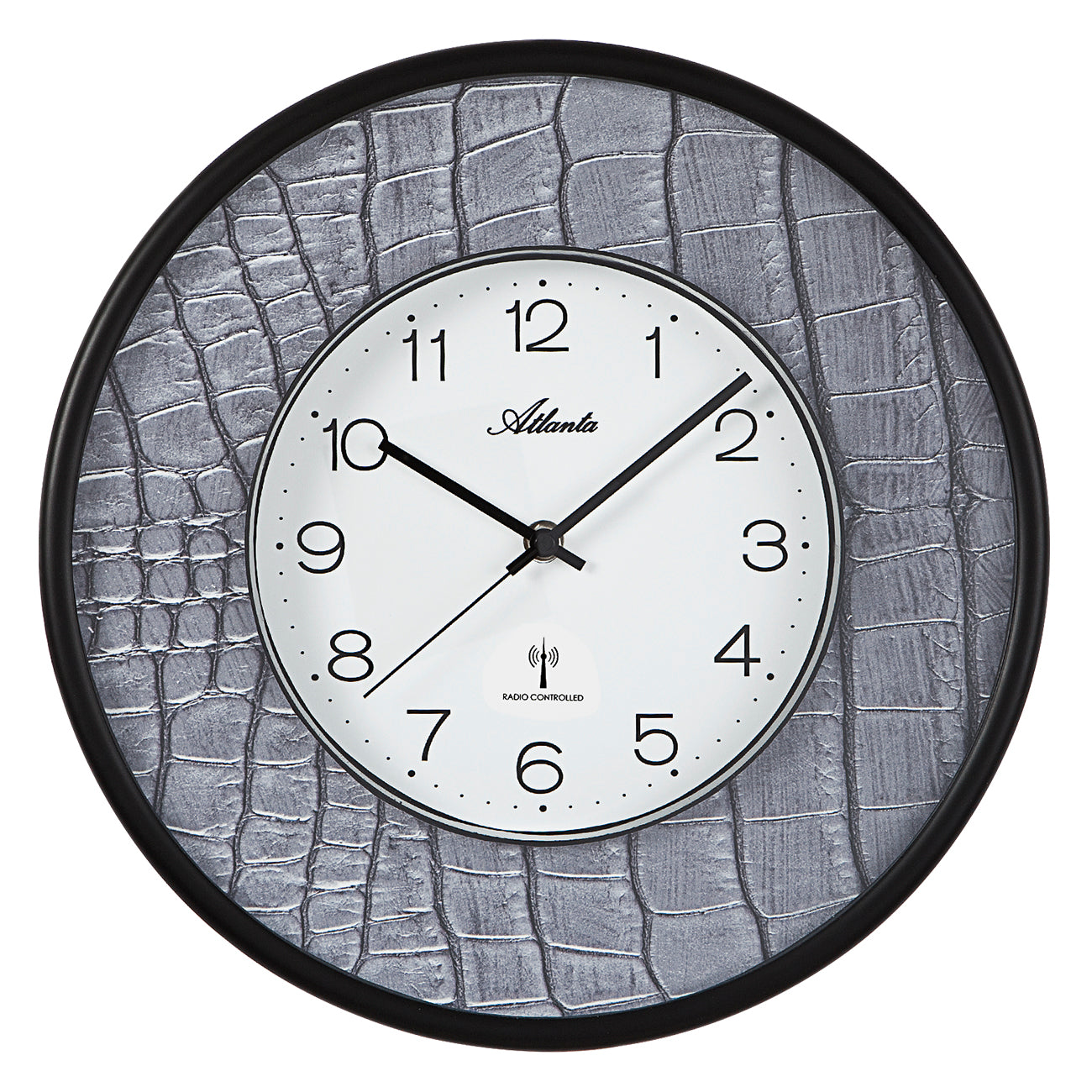 Horloge murale radio-pilotée Atlanta avec cadre rond noir, cadran blanc et aiguilles noires