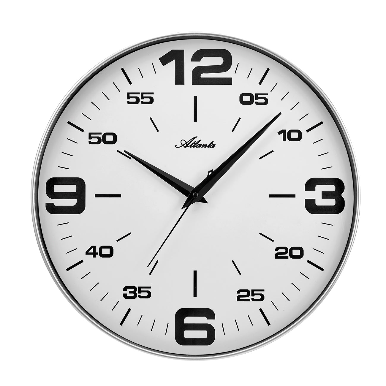 Horloge murale ronde avec cadre argenté et cadran blanc, chiffres arabes.