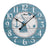 Horloge murale avec chiffres arabes, cadran bleu et aiguilles noires, aspect bois