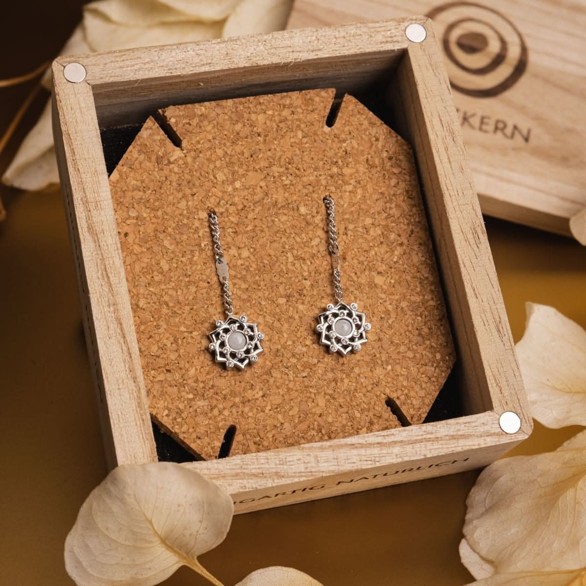 Boucles d'oreilles en argent avec pierre de lune ronde en ornement filigrané