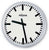 Runde analoge Wanduhr mit hellem Ziffernblatt, schwarzen Zeigern und Metallgehäuse