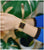 Montre rétro au poignet avec bracelet en métal doré et cadran sombre