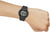 Montre numérique pour homme au poignet avec bracelet noir et affichage numérique de l'heure
