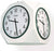 Horloge murale avec cadran blanc, jeu d'aiguilles noir et bordure verte dans un boîtier en métal