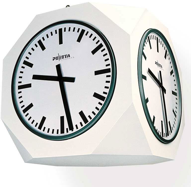 Wanduhr mit hellem, kantigem Metallgehäuse; rundes Zifferblatt mit schwarzen Zeigern und Markierungen