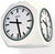 Wanduhr mit hellem, kantigem Metallgehäuse; rundes Zifferblatt mit schwarzen Zeigern und Markierungen