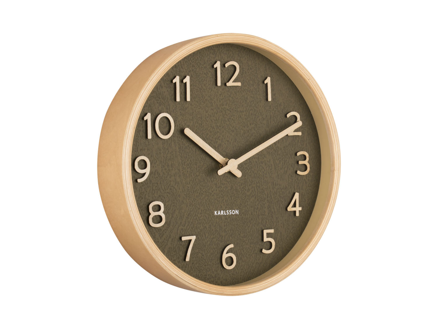 Horloge murale avec cadre en bois clair et cadran vert mousse, grands chiffres et aiguilles